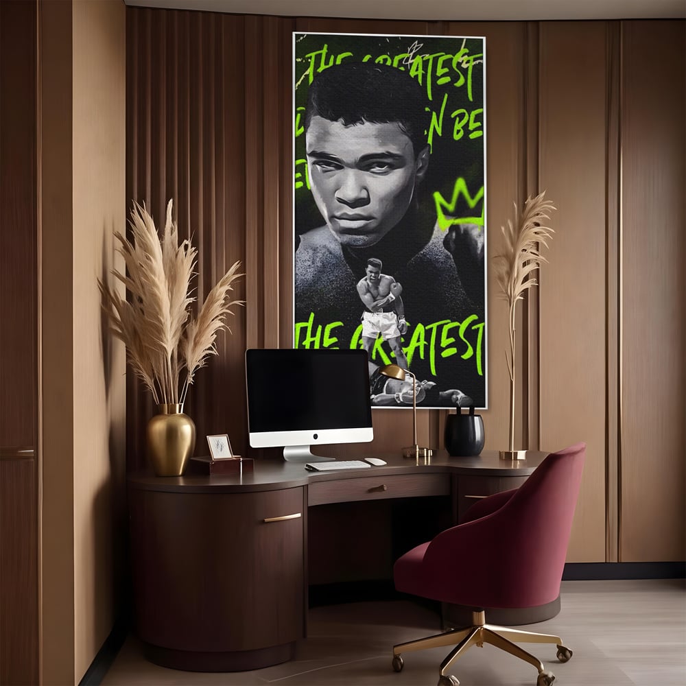 Tablou canvas cu tablou canvas cu portretul lui muhammad ali, in rama de aluminiu argintiu, pe perete intr-un birou
